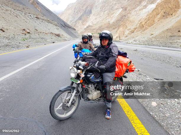 tourist bikers on kkh (karakoram highway) - amir mukhtar fotografías e imágenes de stock