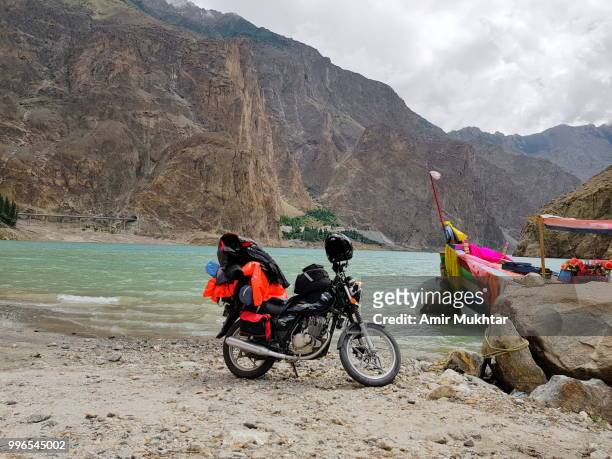 motorcycle (bike) and lake in background - amir mukhtar 個照片及圖片檔