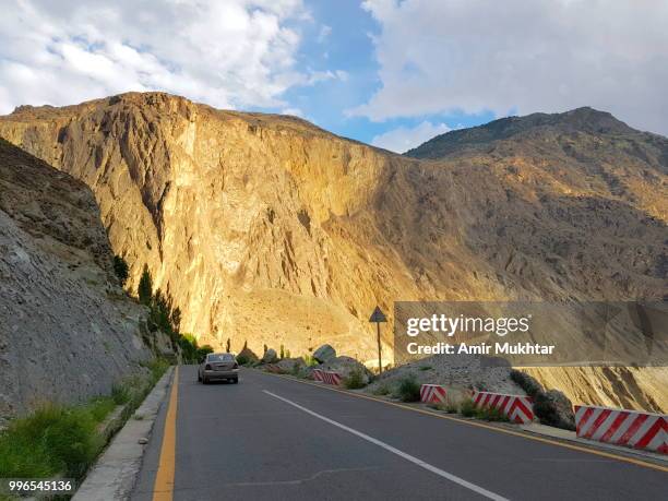 karakoram highway (kkh or silk road) - amir mukhtar 個照片及圖片檔