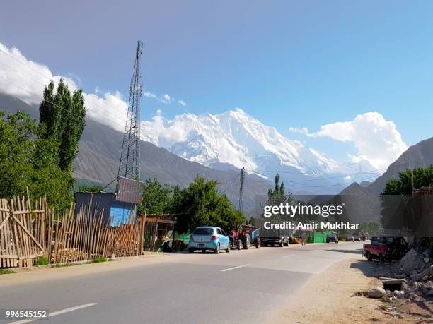 telecommunication tower in front of snow covered mountain - amir mukhtar 個照片及圖片檔