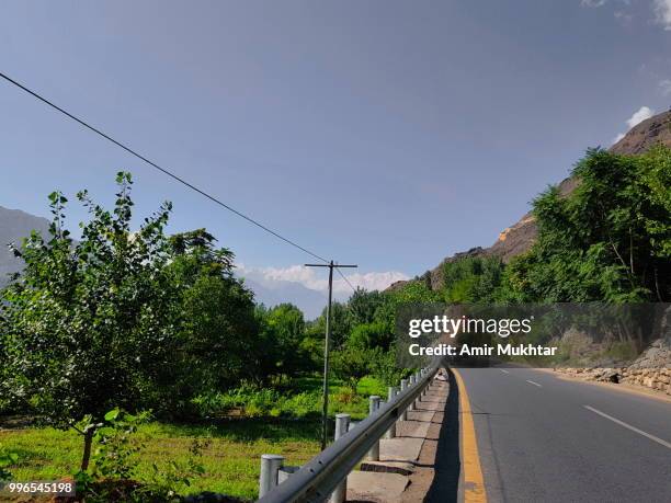 karakoram highway (kkh or silk road) - amir mukhtar 個照片及圖片檔