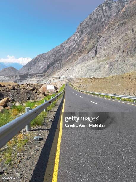 karakoram highway (kkh or silk road) - amir mukhtar 個照片及圖片檔