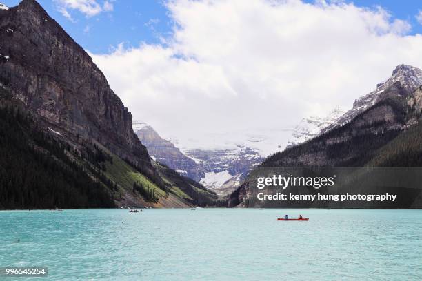 canoeing at lake louise - lake louise 個照片及圖片檔