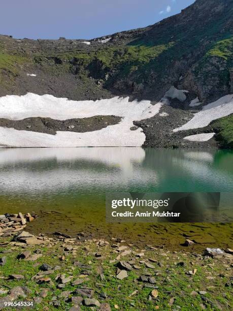 lake babu sar (kala khan lake) - amir mukhtar 個照片及圖片檔