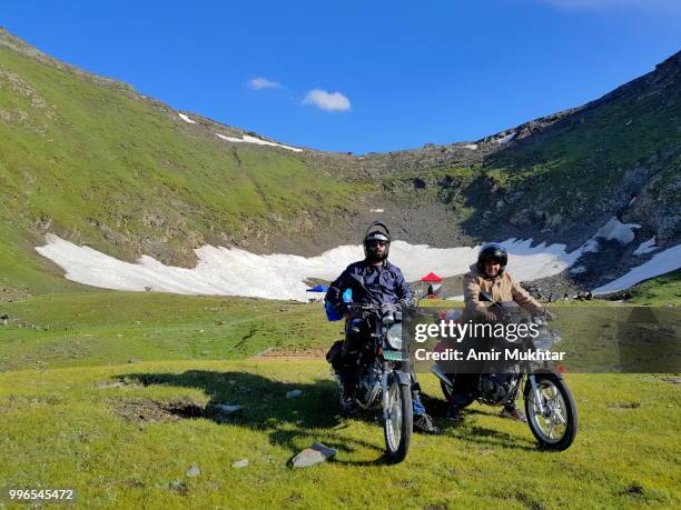 bikers at lake babu sar (kala khan lake) - amir mukhtar 個照片及圖片檔