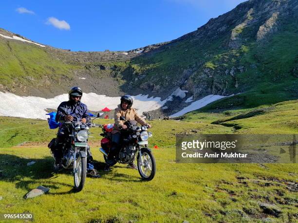 bikers at lake babu sar (kala khan lake) - amir mukhtar 個照片及圖片檔