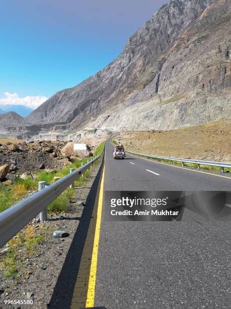 karakoram highway (kkh or silk road) - amir mukhtar fotografías e imágenes de stock