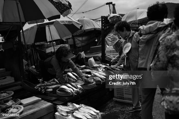 jagalchi-vismarkt in busan - busan stockfoto's en -beelden