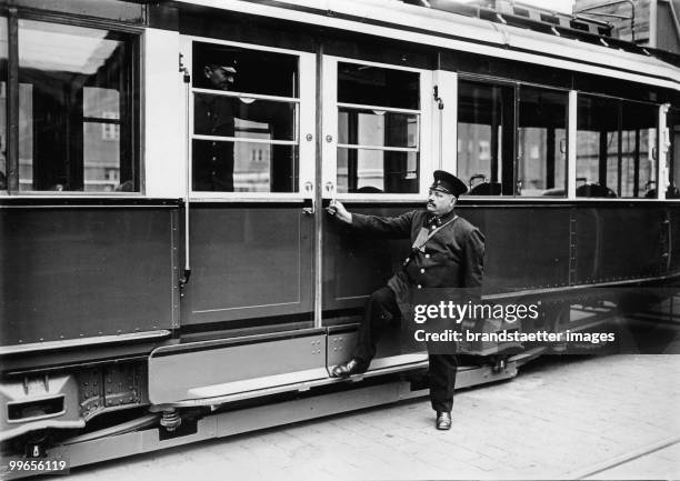 Streetcar with a engineerd step, that is automatically retracted after the stop. Berlin. Deutschland. Photograph around 1930.