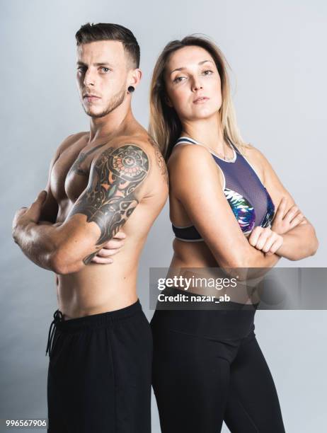 pareja de atleta posando en el estudio. - nazar fotografías e imágenes de stock