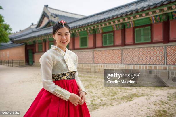 girl dressed hanbok (korean traditional dress) in the gyeongbokgung palace of seoul, south korea - korean culture photos et images de collection