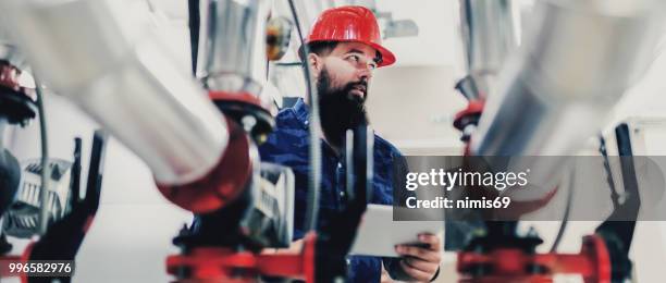 stationaire ingenieur op het werk - verwarmingsmonteur stockfoto's en -beelden