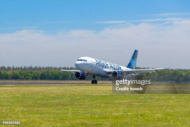 aigle azur luchtvaartmaatschappij vliegtuig is landing op de luchthaven van boryspil, oekraïne - aigle stockfoto's en -beelden