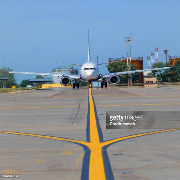 航空公司航空公司的飛機在滑行在伯里斯波爾機場, 烏克蘭的藍色空氣 - taxiway 個照片及圖片檔