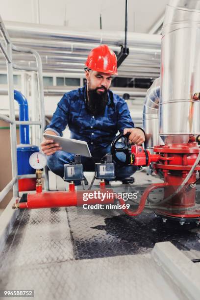 stationaire ingenieur op het werk - verwarmingsmonteur stockfoto's en -beelden