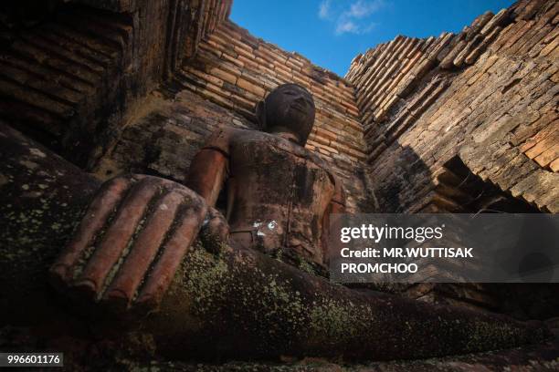 big buddha statue. - province de surat thani photos et images de collection