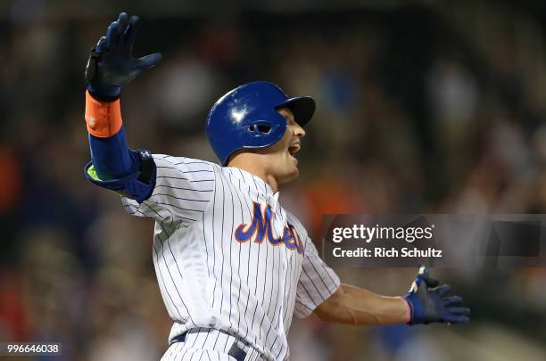 Brandon Nimmo of the New York Mets reacts after hitting a pinch-hit, walk-off home run in the 10th inning against the Philadelphia Phillies at Citi...