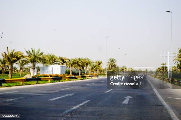 baghdad international airport road - baghdad airport stock-fotos und bilder