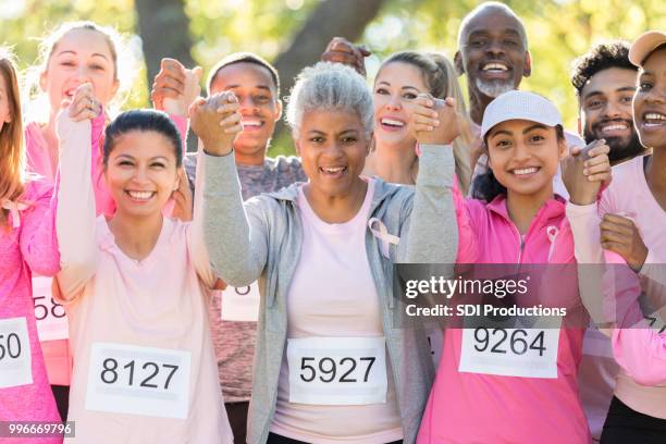 diverse groep van mensen tijdens een liefdadigheidsevenement - mixed race woman stockfoto's en -beelden