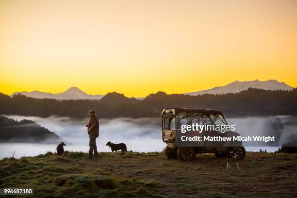 the blue duck lodge located in the whanganui national park is a working cattle farm with a focus on conservation. a buggy sits at the top of the mountain to watch the early morning fog as it floods the valley at sunrise. the blue duck lodge located in the - autobauer stock-fotos und bilder