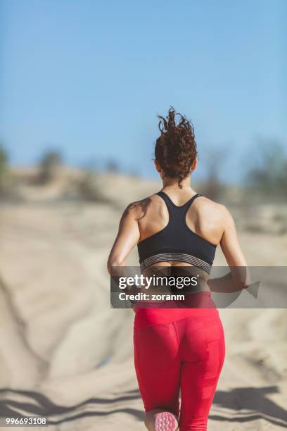 jogging through desert - zoranm imagens e fotografias de stock