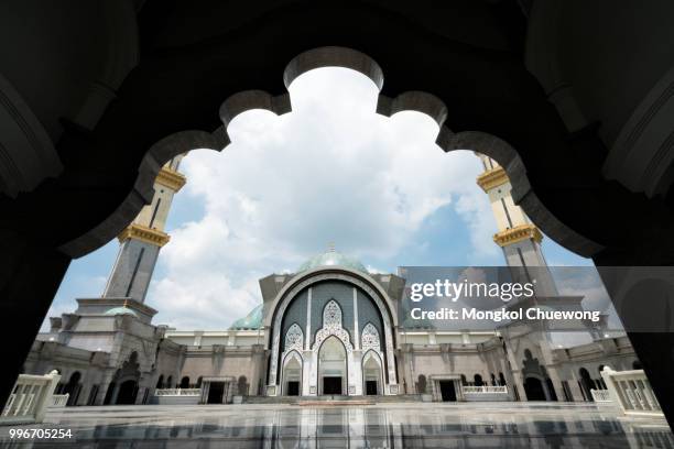 masjid wilayah persekutuan or mosque wilayah at kuala lumpur malaysia - arabesque position ストックフォトと画像