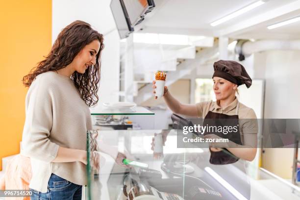 paying for chimney cake order - zoranm imagens e fotografias de stock