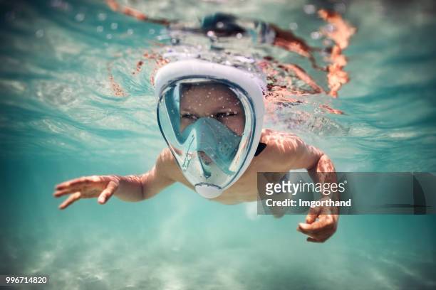 liten pojke snorkling i moderna snorkel helmask - dykmask bildbanksfoton och bilder
