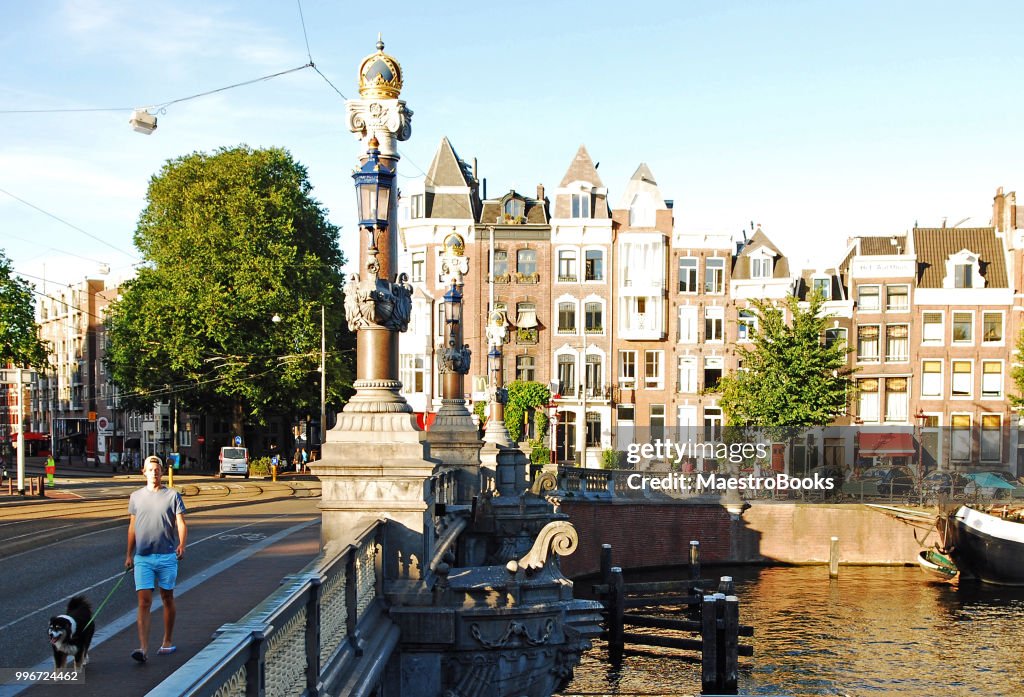 Schönen Weitwinkel von Amsterdam Blauwbrug bei Sonnenuntergang