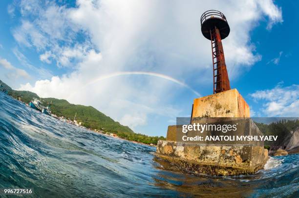 lighthouse & rainbow - lighthouse reef - fotografias e filmes do acervo
