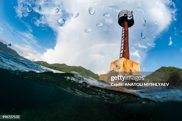 lighthouse & rainbow - lighthouse reef fotografías e imágenes de stock