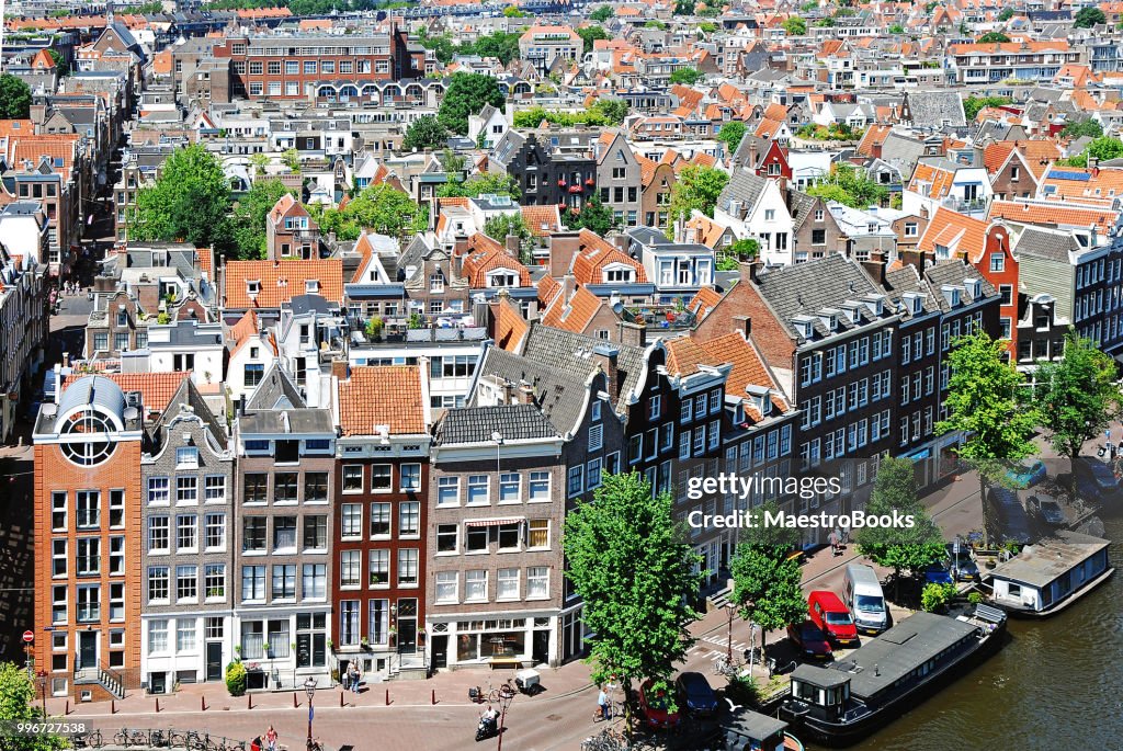 Amsterdam dall'alto - Vista delle case sul canale.