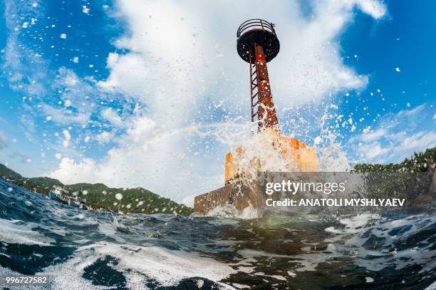 lighthouse & rainbow - lighthouse reef fotografías e imágenes de stock