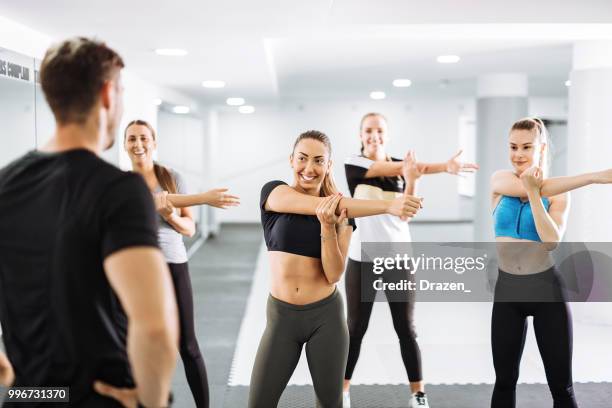 sporttraining für junge frauen mit personal trainer - drazen stock-fotos und bilder