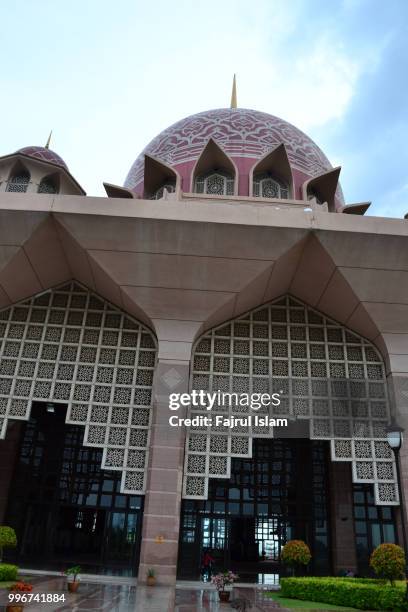 putra mosque in putrajaya, malaysia - putrajaya imagens e fotografias de stock