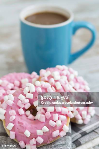 pink chocolate donuts - chocoladedonut stockfoto's en -beelden