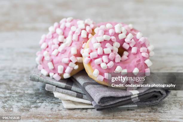 pink chocolate donuts - chocoladedonut stockfoto's en -beelden