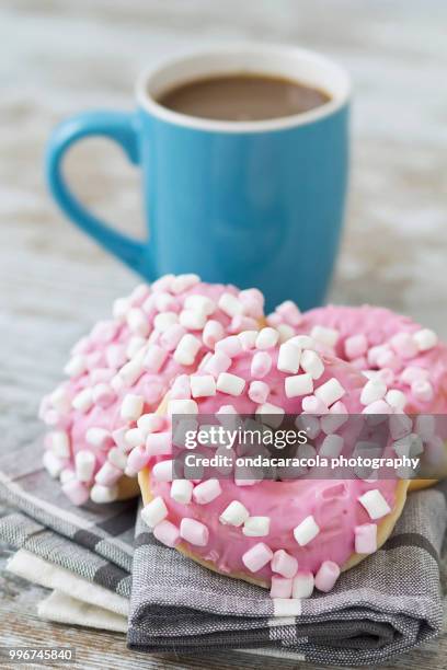 pink chocolate donuts - chocoladedonut stockfoto's en -beelden