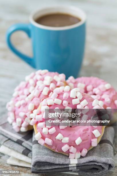 pink chocolate donuts - chocoladedonut stockfoto's en -beelden