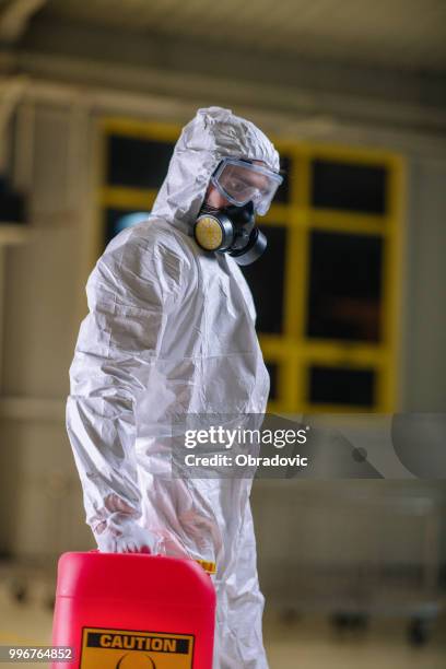 scientist in protective desgaste - traje nuclear fotografías e imágenes de stock