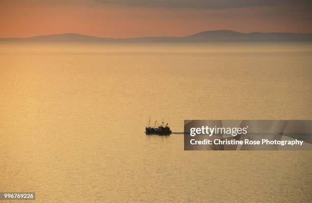 a sunset on the irish sea - whitehaven cumbria 個照片及圖片檔
