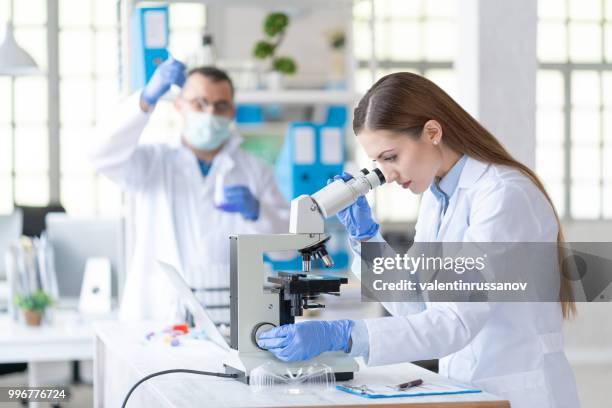 paar wissenschaftler im labor - pharmafabrik stock-fotos und bilder