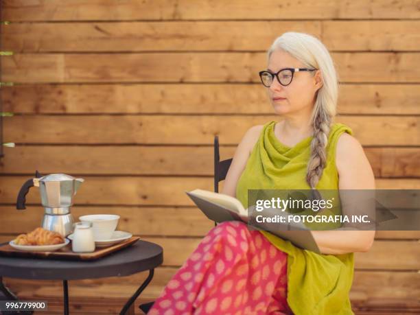 patio tijd met moter en zoon - fotografia stockfoto's en -beelden