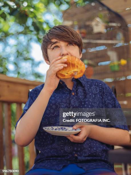 terrasse-zeit mit mutter und sohn - fotografia stock-fotos und bilder