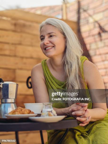 patio tijd met moter en zoon - fotografia stockfoto's en -beelden