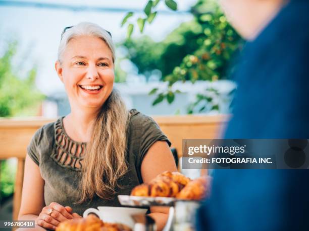 terrasse-zeit mit mutter und sohn - fotografia stock-fotos und bilder