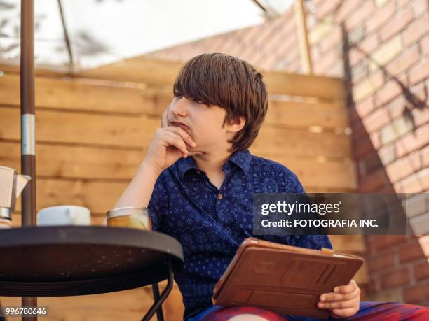 terrasse-zeit mit mutter und sohn - fotografia stock-fotos und bilder