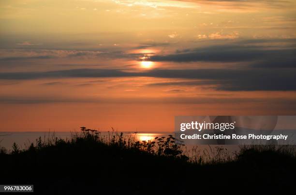 a sunset on the irish sea - whitehaven cumbria 個照片及圖片檔