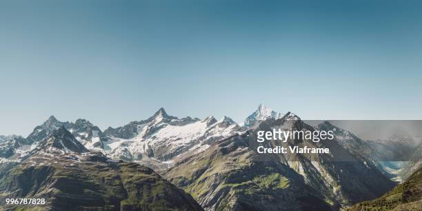 bergkette zermatt - bergketen stockfoto's en -beelden