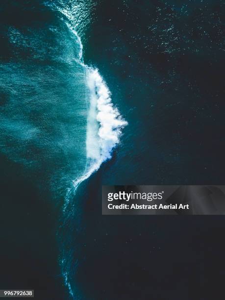 wave, iceland - ripresa di drone foto e immagini stock